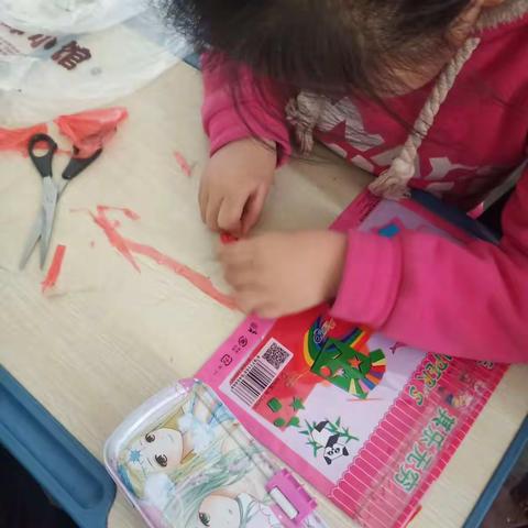 后播明小学三年级手工——塑料花