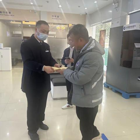 拾金不昧品德高 热情服务素质好
