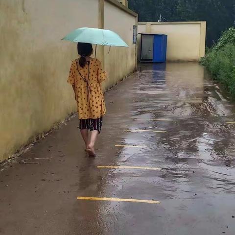 寒虎河小学教师雨天安全排查