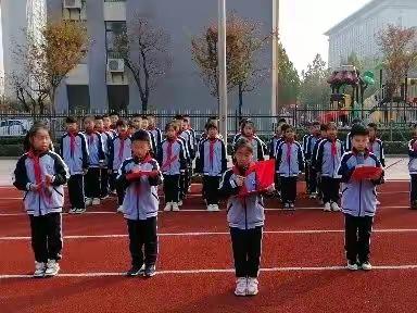 人人参与消防 共享平安生活——东风学校3.2班升旗仪式