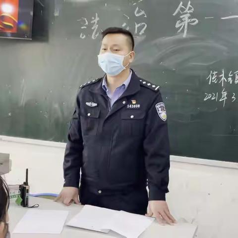 温宿县佳木镇中学提高法律意识，增强法制观念“法治第一课”活动