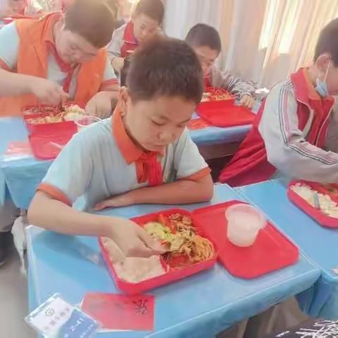 做细午餐午休保质量 办好“民生工程”惠学子——解放路小学午餐午休服务侧记