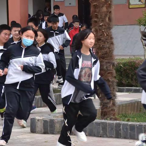 警钟常鸣抓防范  积极防灾保平安----西安市第六十二中学举行防震安全疏散演练