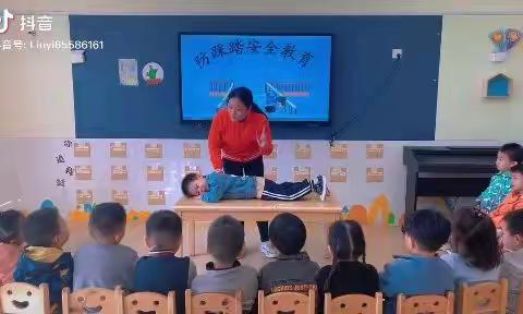 阿克苏市甘棠幼儿园---防踩踏演练