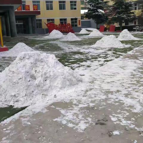 风雪弥漫处 扫雪情意浓 ——扫雪啦
