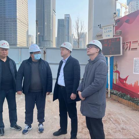 王鑫同志察看建筑工地安全生产情况