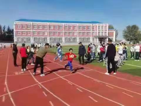 双减专栏|喜迎二十大 同心庆国庆          ——满洲里市第十中学手持足球接力比赛