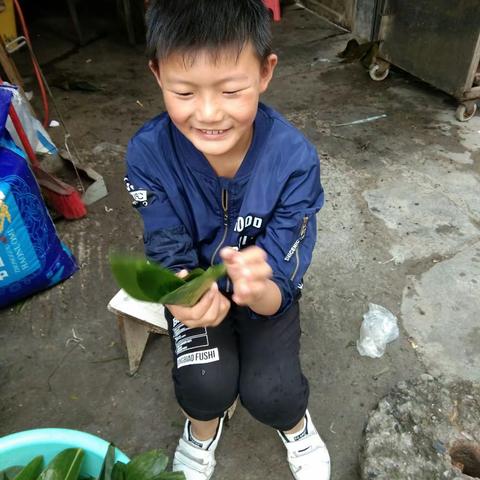 每年的五月初五是我国的传统节日――端午节，在这一天有着吃粽子和划龙舟的风俗。具说是为了纪念爱国诗人屈原……