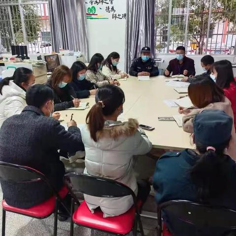 兴田城村小学法制副校长进校园进行安全大检查