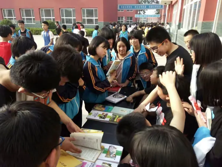 望都三中读书节系列活动之四 ――优秀图书推介展示交流交易实践活动