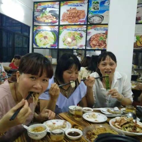 姐妹们开心聚餐（副本）