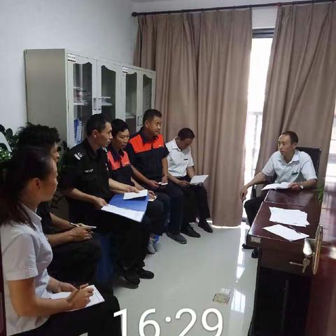 管理层在为不成熟的小区商讨管理方法和工作策略