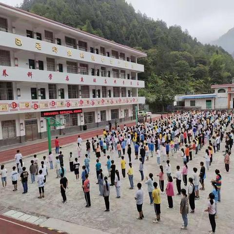 军训展风采——白毛坪镇初级中学学生军训