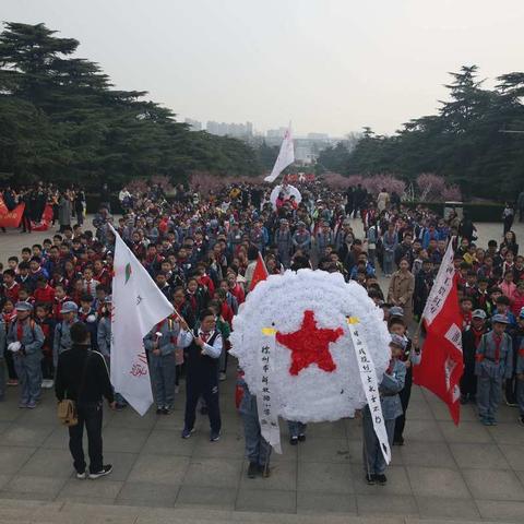 缅怀革命先烈 感恩幸福生活——淮海战役红军小学祭扫淮海战役烈士纪念塔活动