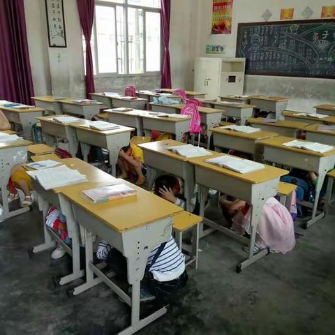 防震减灾，平安大家--珊瑚中心小学举行防地震紧急疏散演练