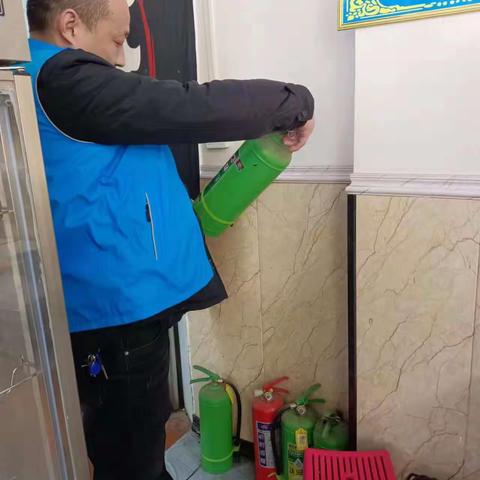 未央湖街道芳泽社区网格员在辖区内开展消防安全检查
