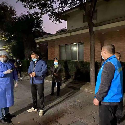 【未央 未央湖街道】芳泽社区网格员开展工作 投身疫情防控第一线并积极宣传满意度调查