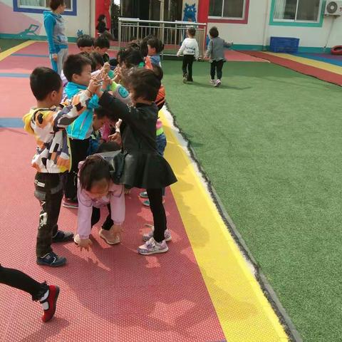 未来星系幼儿园朵朵班体能课――《小小猪进洞》