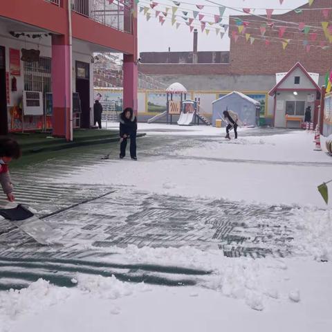 齐心扫雪，爱暖幼园——记普集街乡中心幼儿园扫雪活动