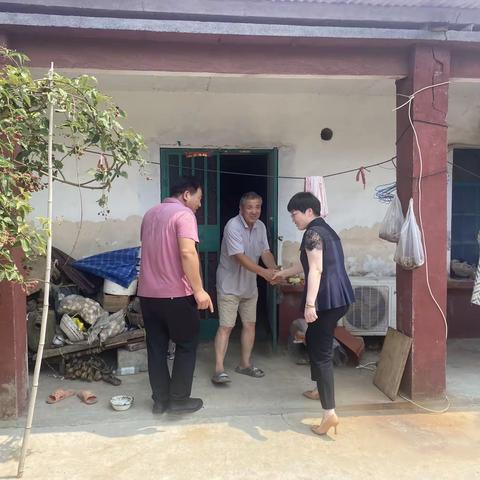 “七一”慰问老党员，不忘初心送关怀--临商银行兰陵支行赴磨山镇史庄村开展走访慰问活动