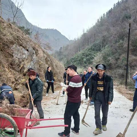 镇巴县平安镇锅厂坪村组织村民净化人文环境