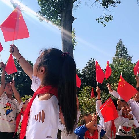 我和国旗合个影，美好祝福献祖国