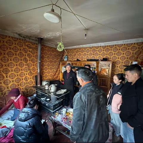 称文镇人民政府赴查拉社区慰问贫困户