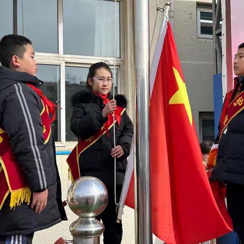 “前程朤朤今胜昔，龙行龘龘新学期”——北戴河区实验小学五一中队开学典礼暨升旗仪式