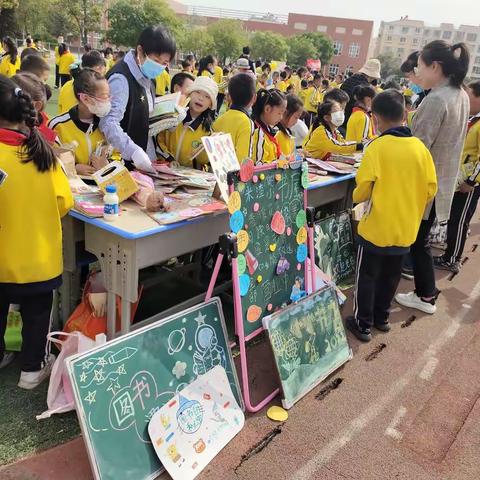 书香校园风光好 跳蚤书市别样红