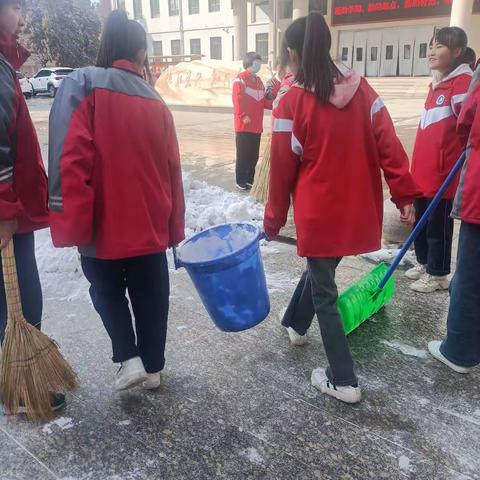 靖远县职业中等专业学校校园积雪清理 保障师生安全     建设安全校园行动