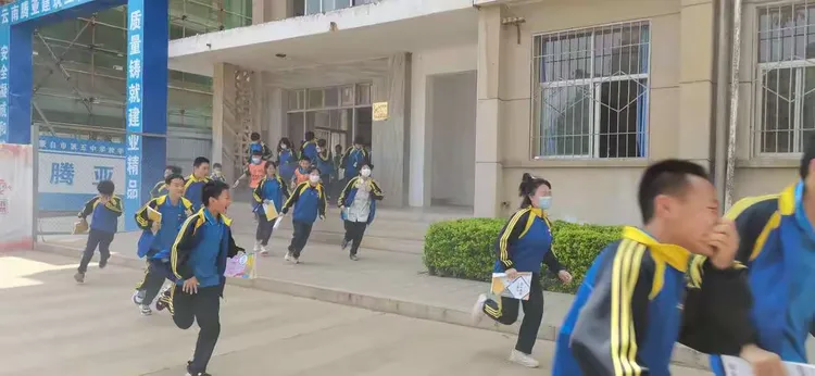 蒙自市第五中学应急演练和安全技能培训