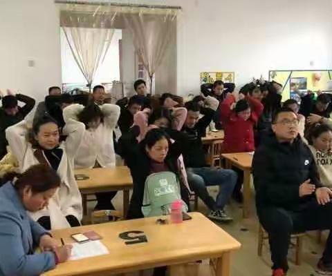 “家长体验日”—我来当幼儿。