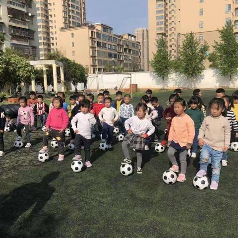 “神秘老师”—带来足球课。