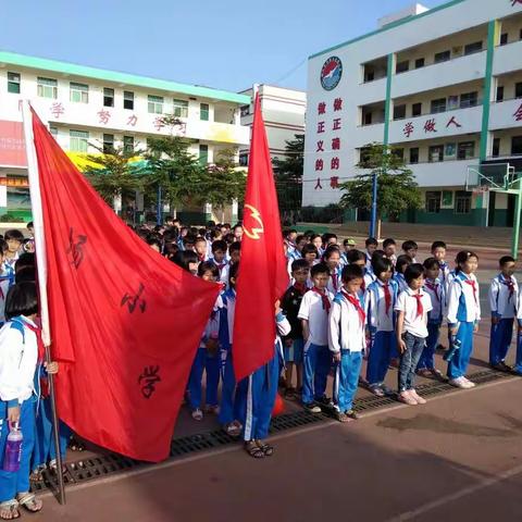 4月4日，阳光明媚，我们海口市秀英区农场小学组织四年级全体少先队员前往向群广场参加了祭扫英雄烈士活动。