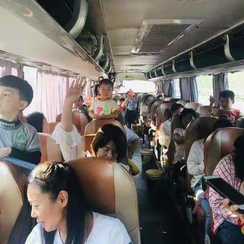 跨世纪幼儿园“龙潭峡”亲子秋游