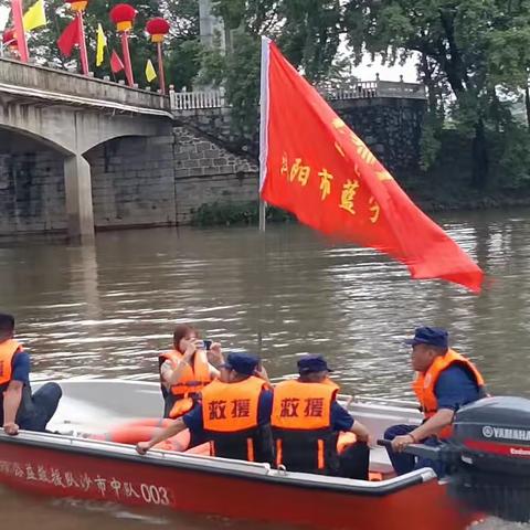 传承中华文化，发扬民族精神。秧田村龙舟赛区人山人海。