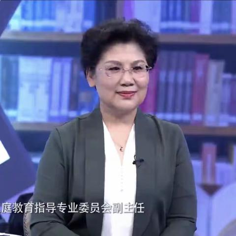 二年级8班学习《家庭教育的责任与未来》讲座