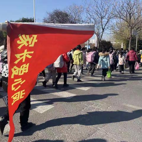 爱心护学岗 平安求学路——二（5）班家长爱心护学岗活动