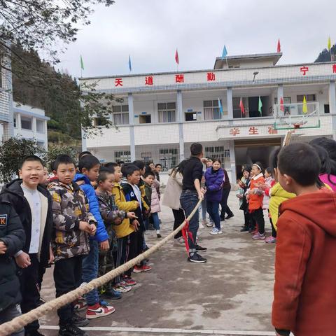 庆三八妇女节，忠路镇狮子坝小学举办师生     拔河比赛