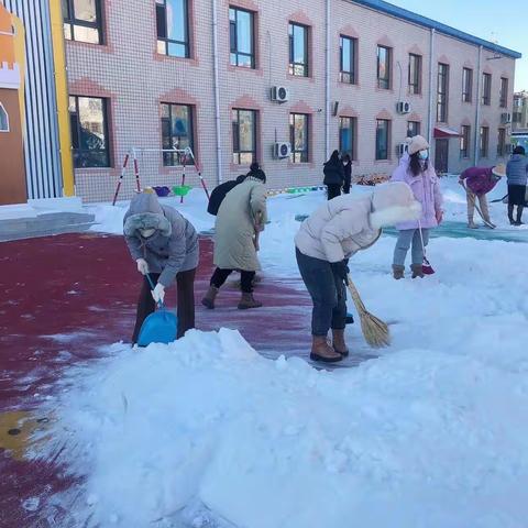 大雪纷飞满校园，教师扫雪暖人心——红岸幼儿园