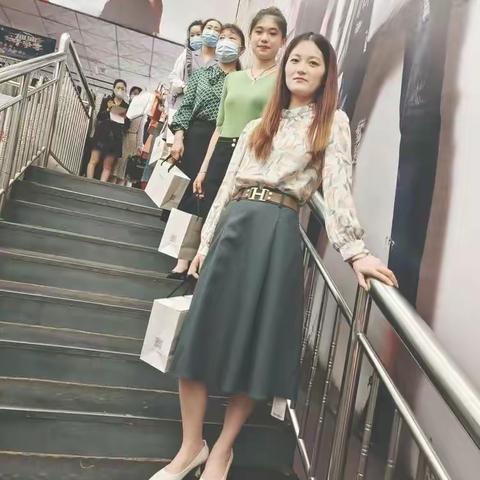 穿得好看，活的漂亮，      满满的安全感❤️你就是生活的女主角☀️☀️☀️☀️#芳篇品牌