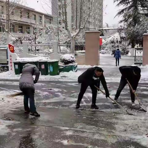 新时代文明实践在智远——济炼社区“清扫冰雪暖人心”