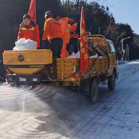 英山公路局冬季公路养护  确保节前安全畅通