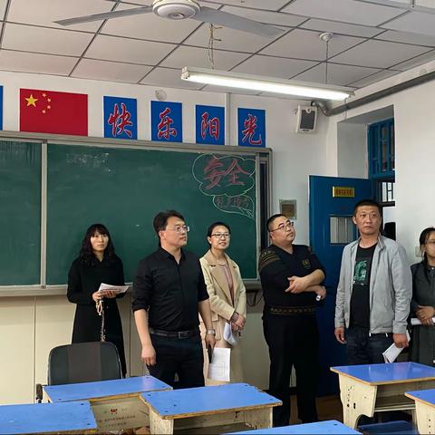 迁安市第二实验小学“学习雷锋精神主题板报”评比活动纪实