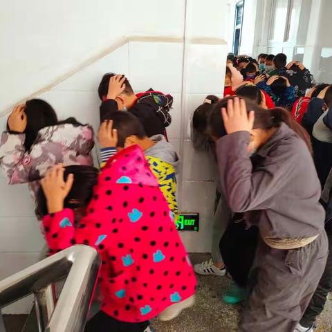 增强减灾意识，掌握逃生技能——石寺镇中心小学举行地震逃生安全演练