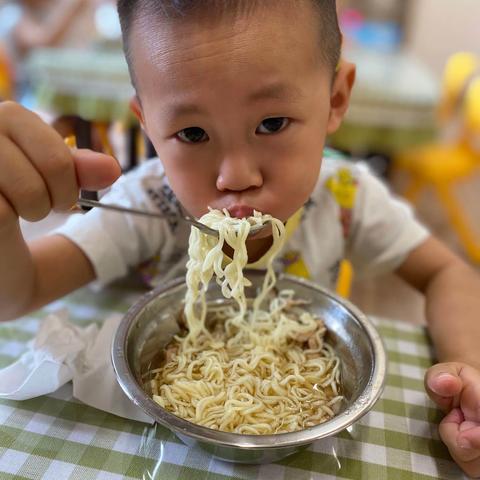 小小一班在幼儿园开心的一天