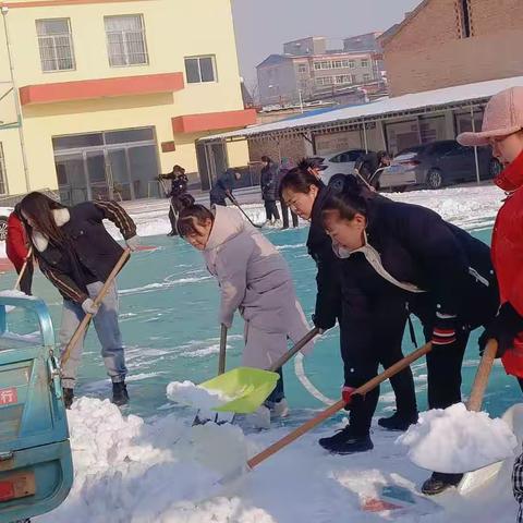 皑皑白雪🤝暖暖温情——2023.12.18任村小学、幼儿园家长扫雪纪实