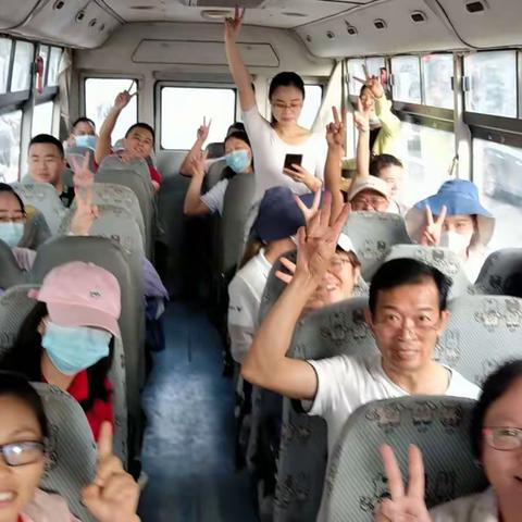 团结奋进  勇攀高峰         ——佳辰学校教职工郊游活动