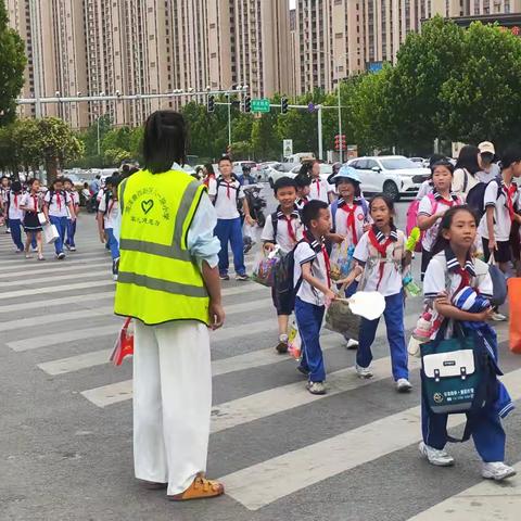 家校同心护学路，温情护航成长行———菏泽鲁西新区八一路小学最美家长执勤志愿者