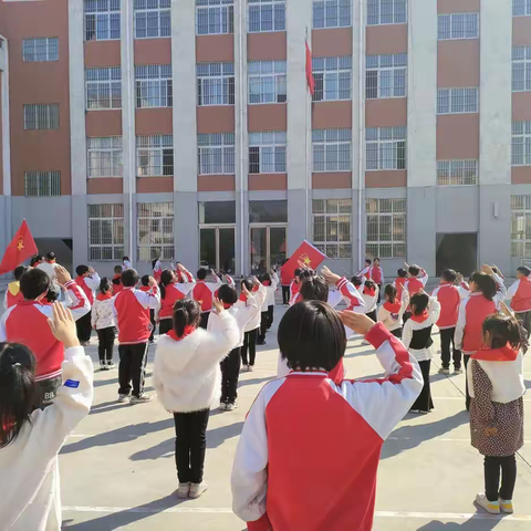 点燃星星火炬，传承灼灼红心 ——确山县第十二小学“争做新时代好少年”入队仪式